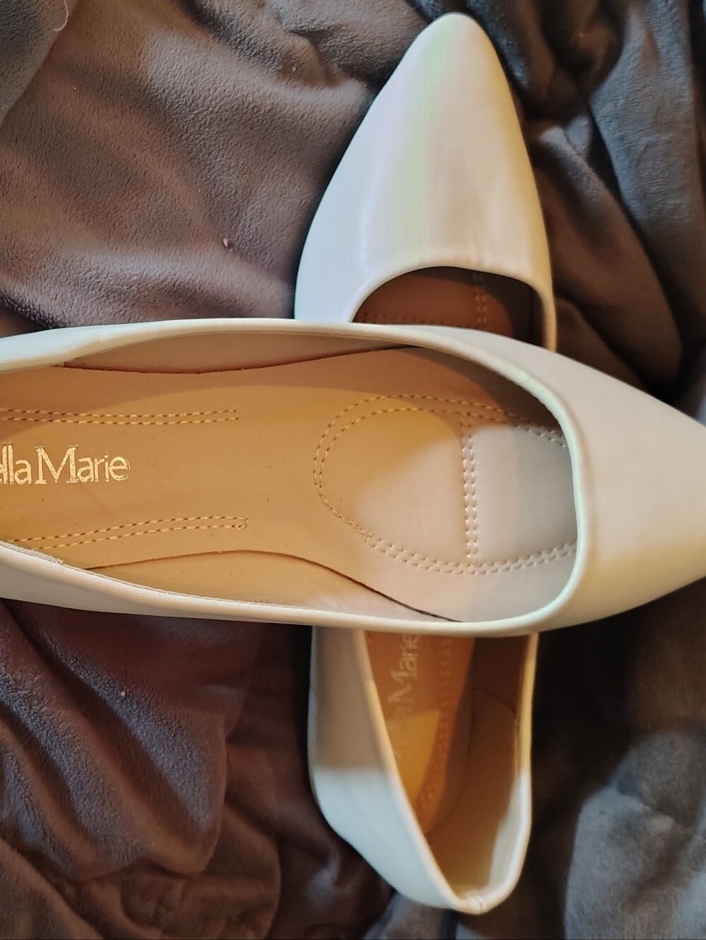 Bella Marie Women's White Pointed-Toe Flats Size 7